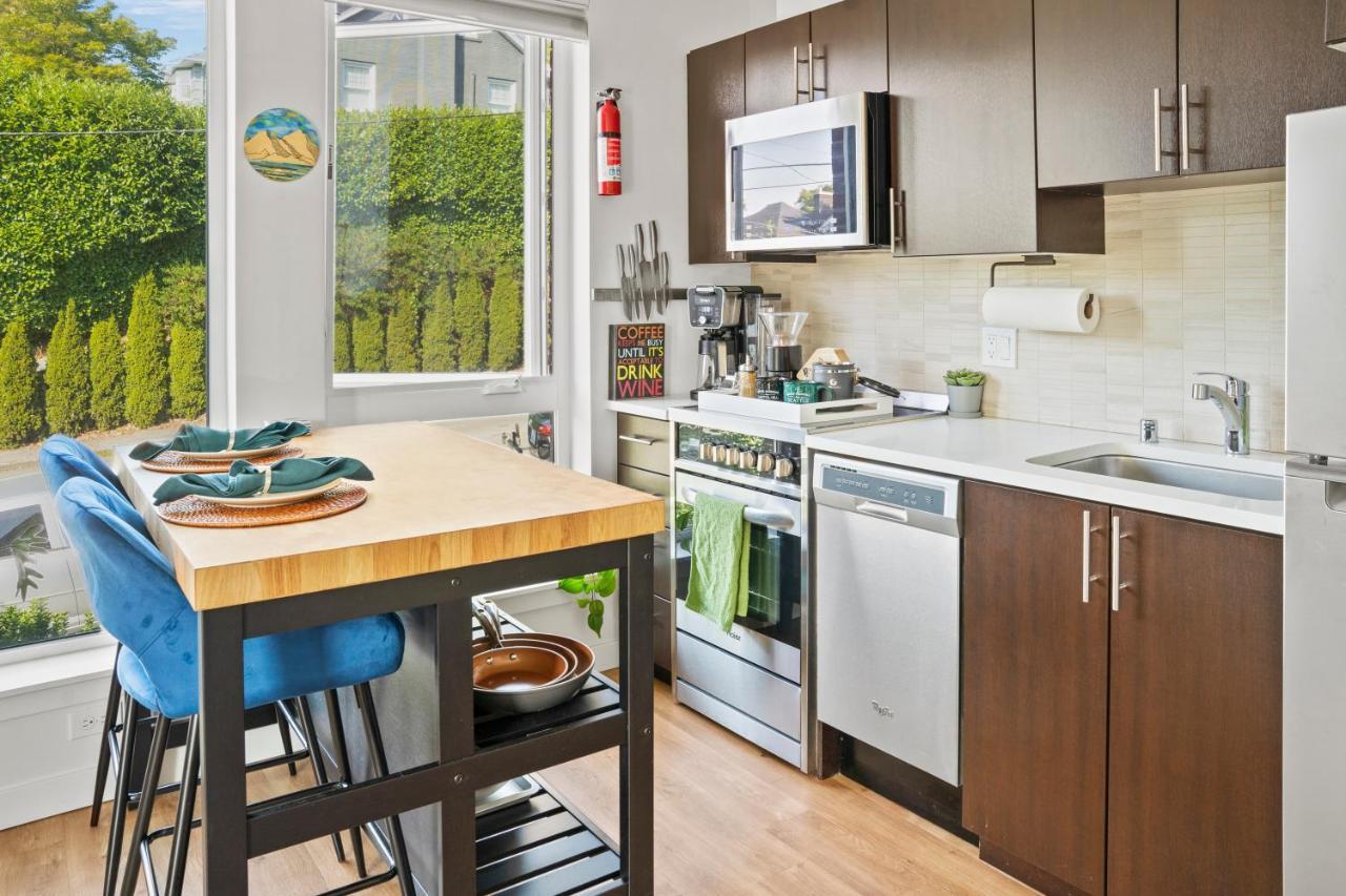 Apartment New Bright Capitol Hill Condo, Great Location Views *