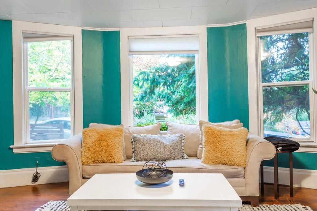 Large Funky 2 Or 3 Bedroom Unit In Prime Location
