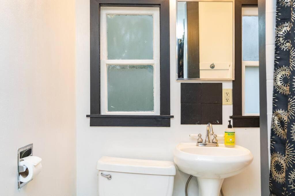 Large Funky 2 Or 3 Bedroom Unit In Prime Location Apartment Seattle
