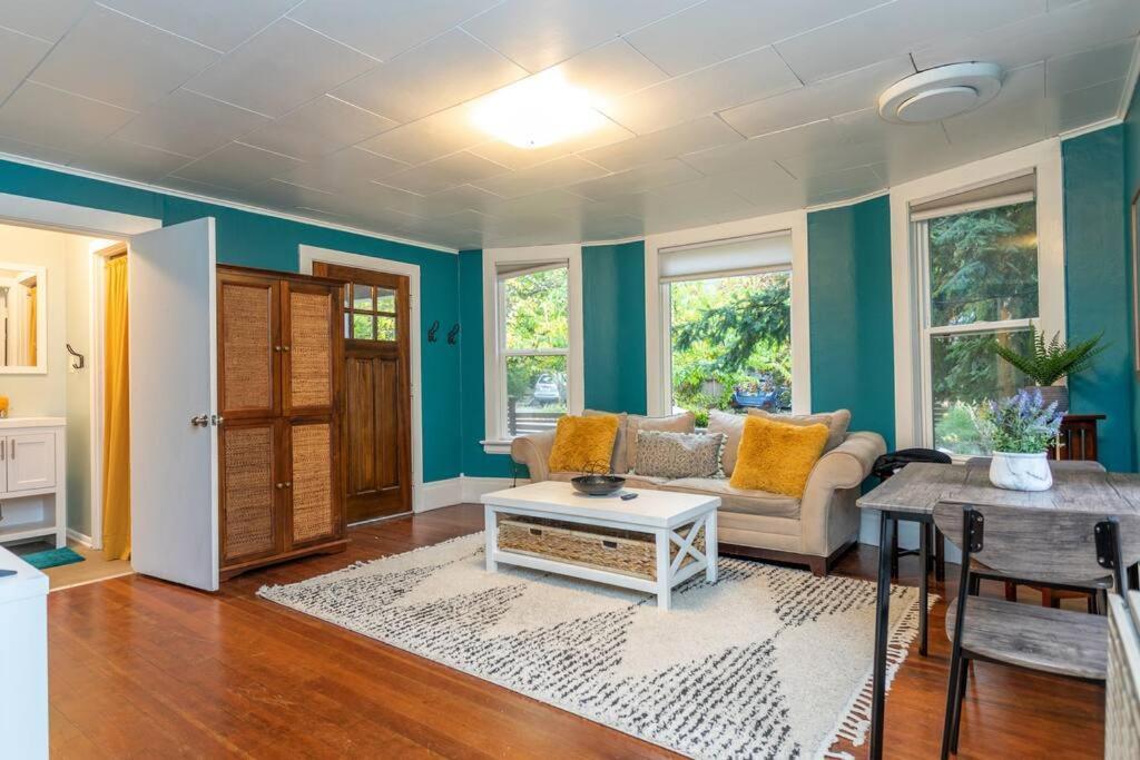 Large Funky 2 Or 3 Bedroom Unit In Prime Location * Seattle
