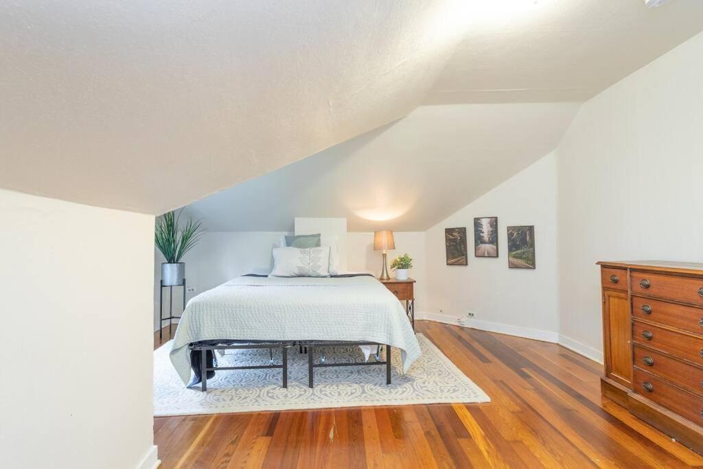 Large Funky 2 Or 3 Bedroom Unit In Prime Location Apartment *