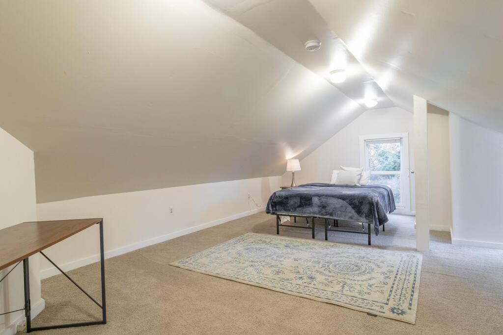Large Funky 2 Or 3 Bedroom Unit In Prime Location Apartment Seattle