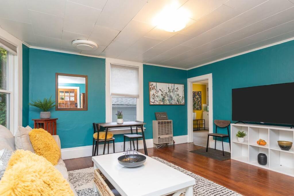 Large Funky 2 Or 3 Bedroom Unit In Prime Location Seattle