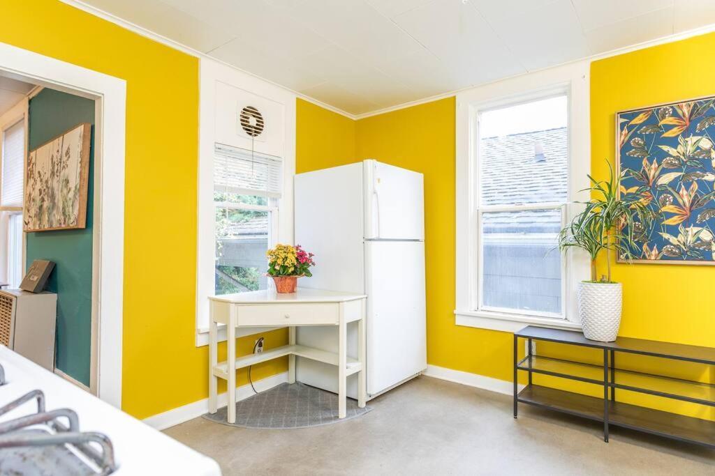 Large Funky 2 Or 3 Bedroom Unit In Prime Location