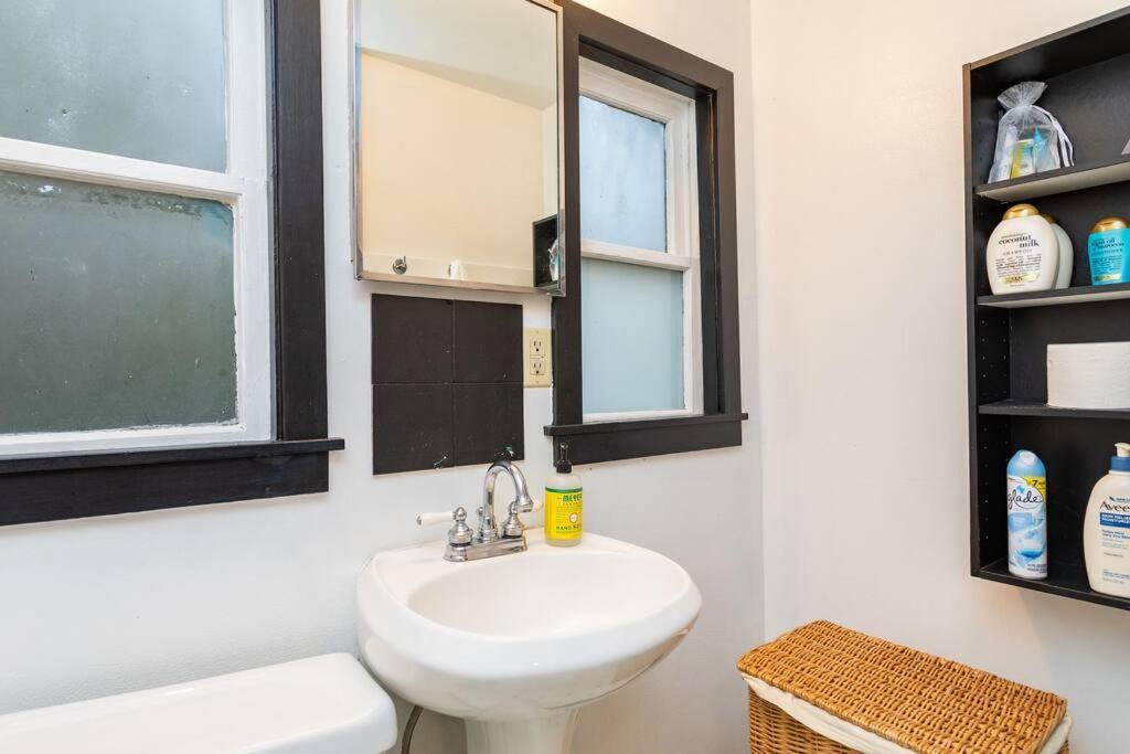 Large Funky 2 Or 3 Bedroom Unit In Prime Location Apartment Seattle