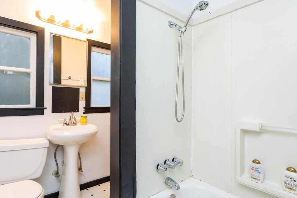 Large Funky 2 Or 3 Bedroom Unit In Prime Location Seattle