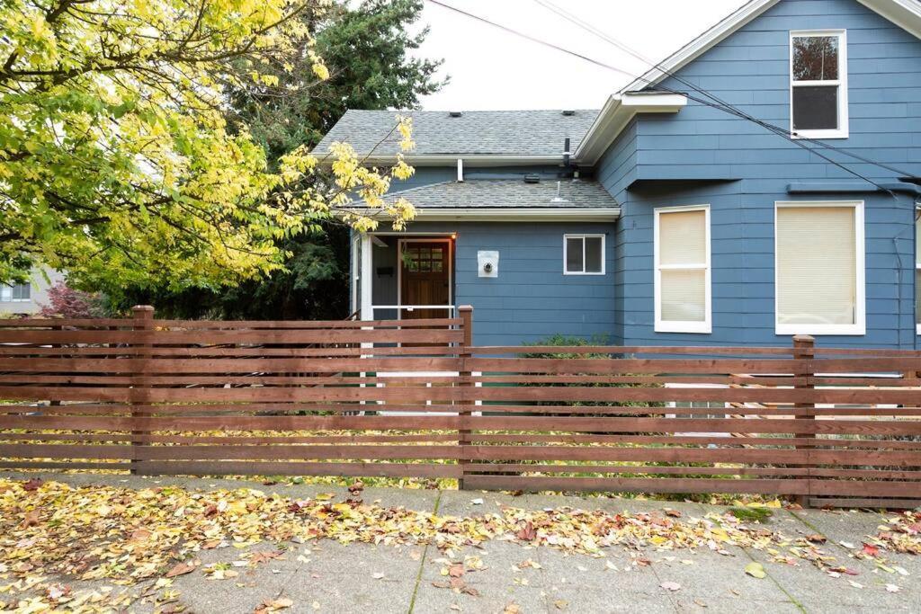 Large Funky 2 Or 3 Bedroom Unit In Prime Location Seattle