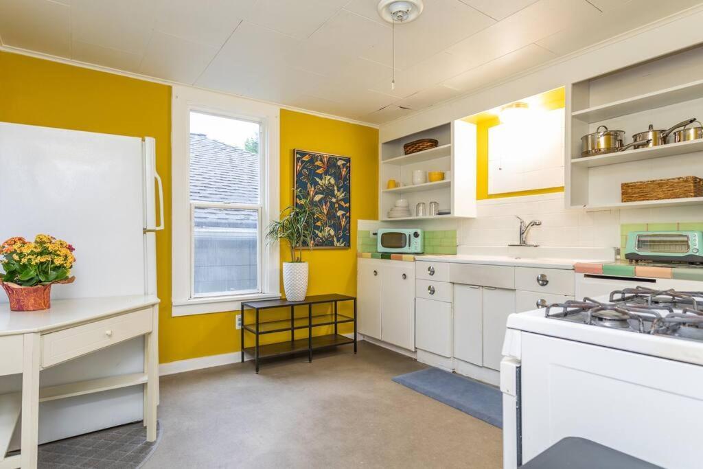 Large Funky 2 Or 3 Bedroom Unit In Prime Location * Seattle