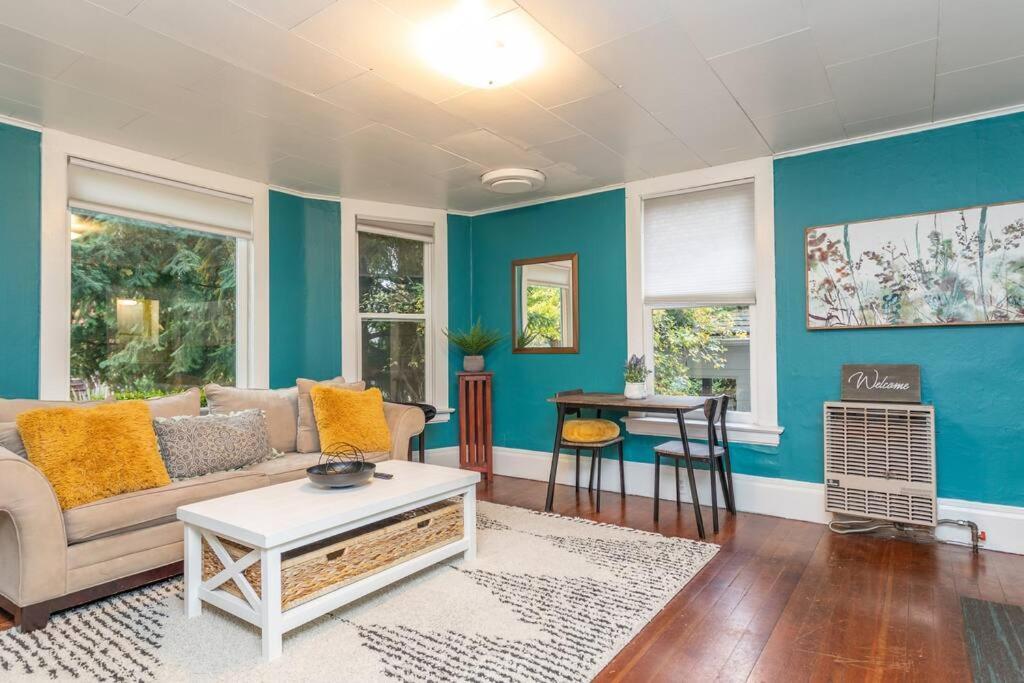 Large Funky 2 Or 3 Bedroom Unit In Prime Location Apartment *