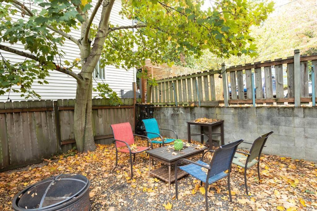 Large Funky 2 Or 3 Bedroom Unit In Prime Location Apartment Seattle