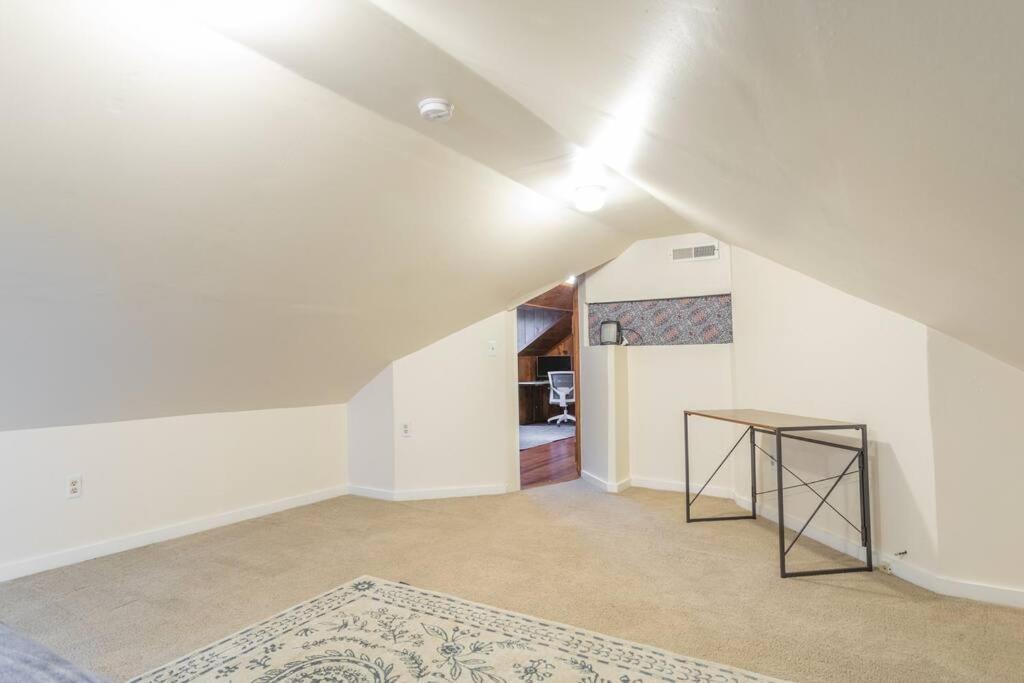 Large Funky 2 Or 3 Bedroom Unit In Prime Location