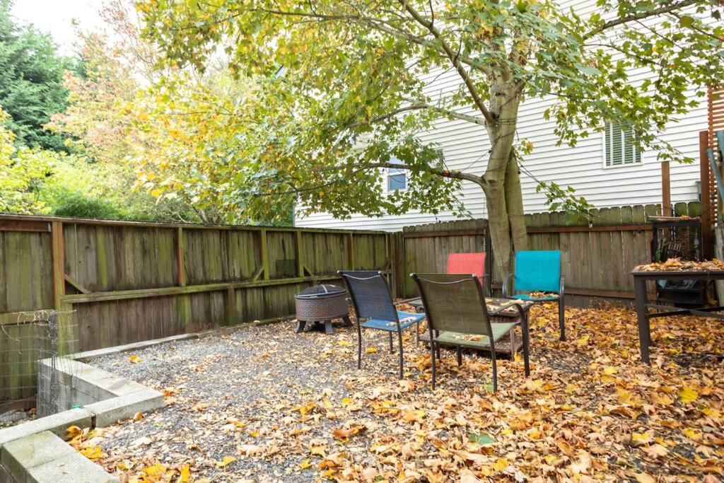 Large Funky 2 Or 3 Bedroom Unit In Prime Location *