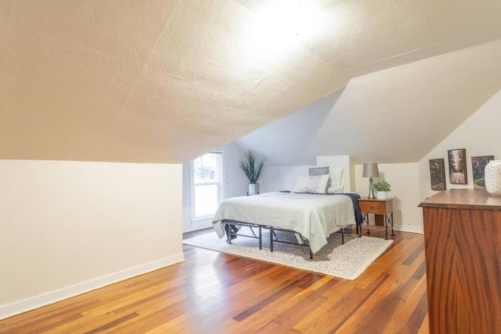Apartment Large Funky 2 Or 3 Bedroom Unit In Prime Location Seattle