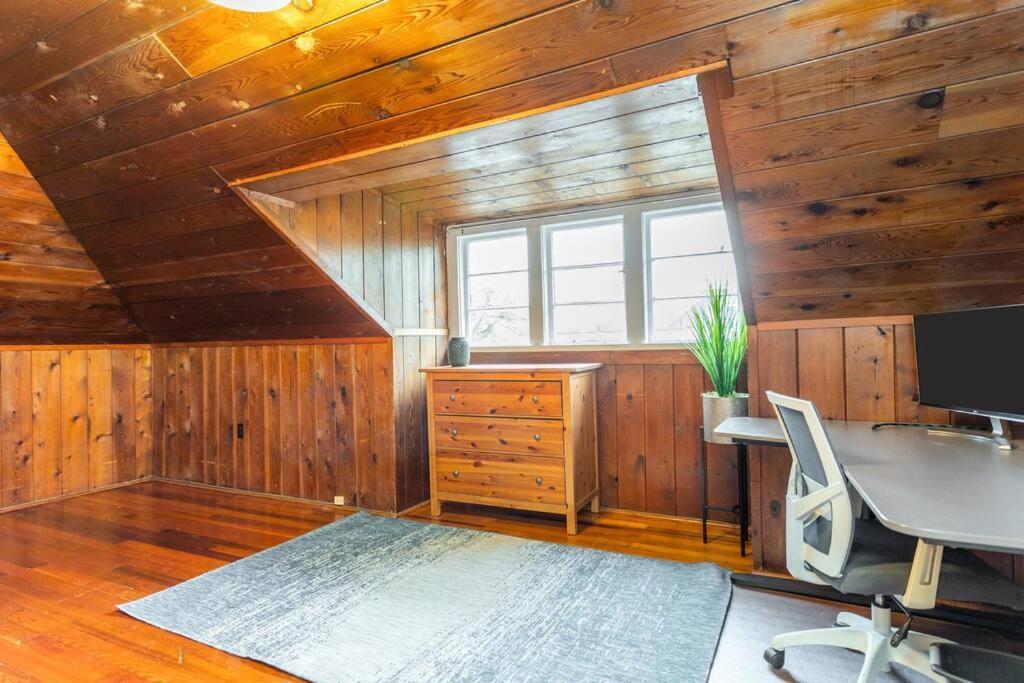 Large Funky 2 Or 3 Bedroom Unit In Prime Location Apartment