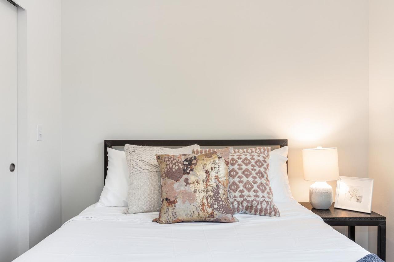 Holiday home 2br 2ba The Ballard Modish, Location With Rooftop View *