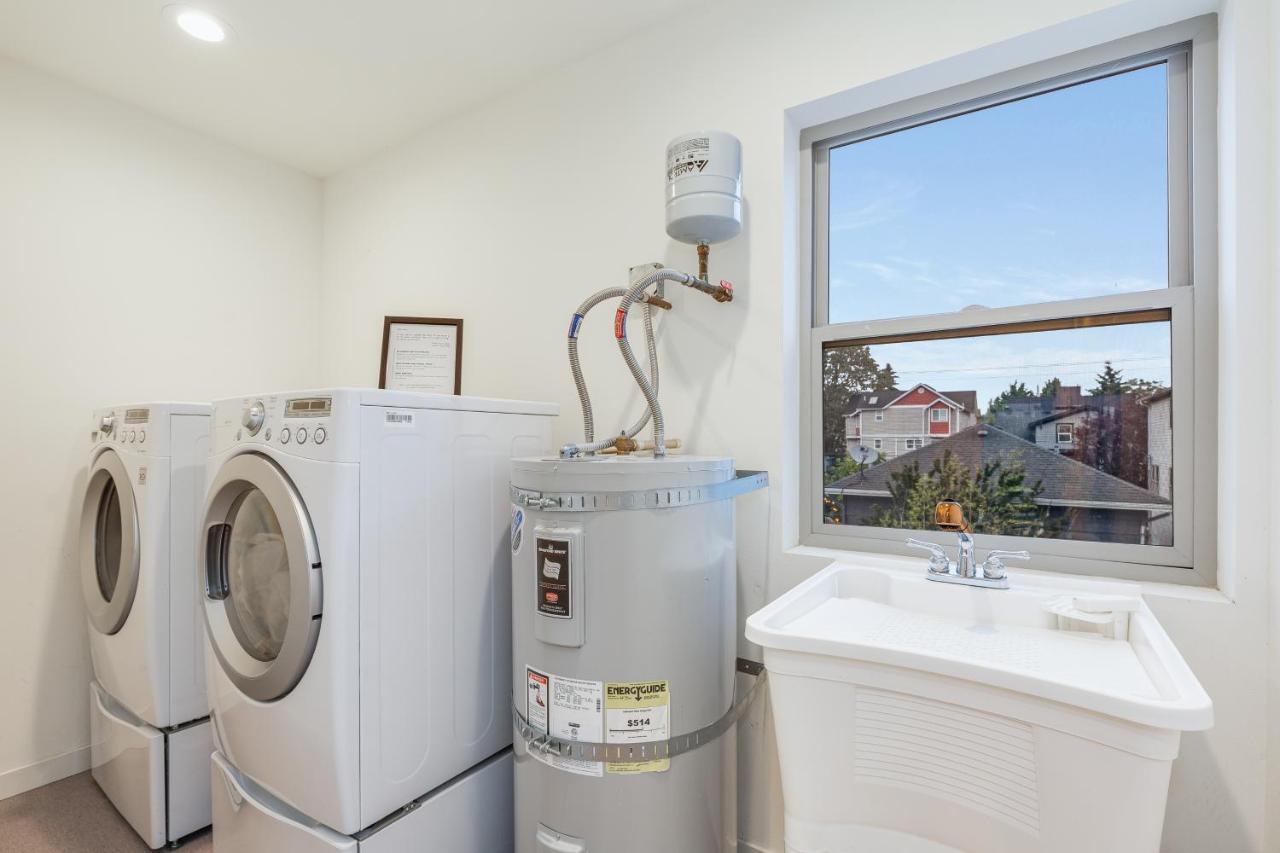 Holiday home 2br 2ba The Ballard Modish, Location With Rooftop View Seattle