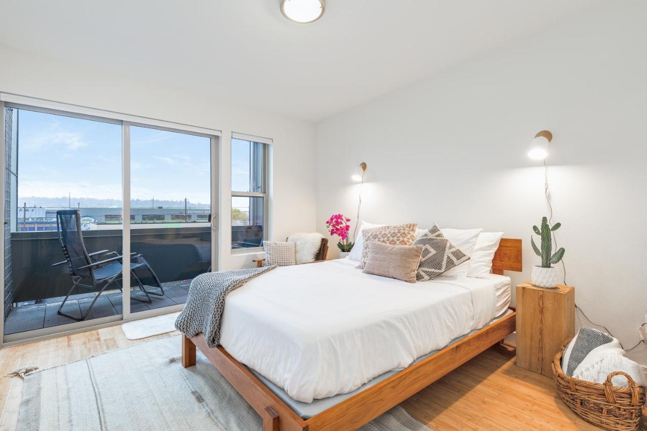 2br 2ba The Ballard Modish, Location With Rooftop View Holiday home