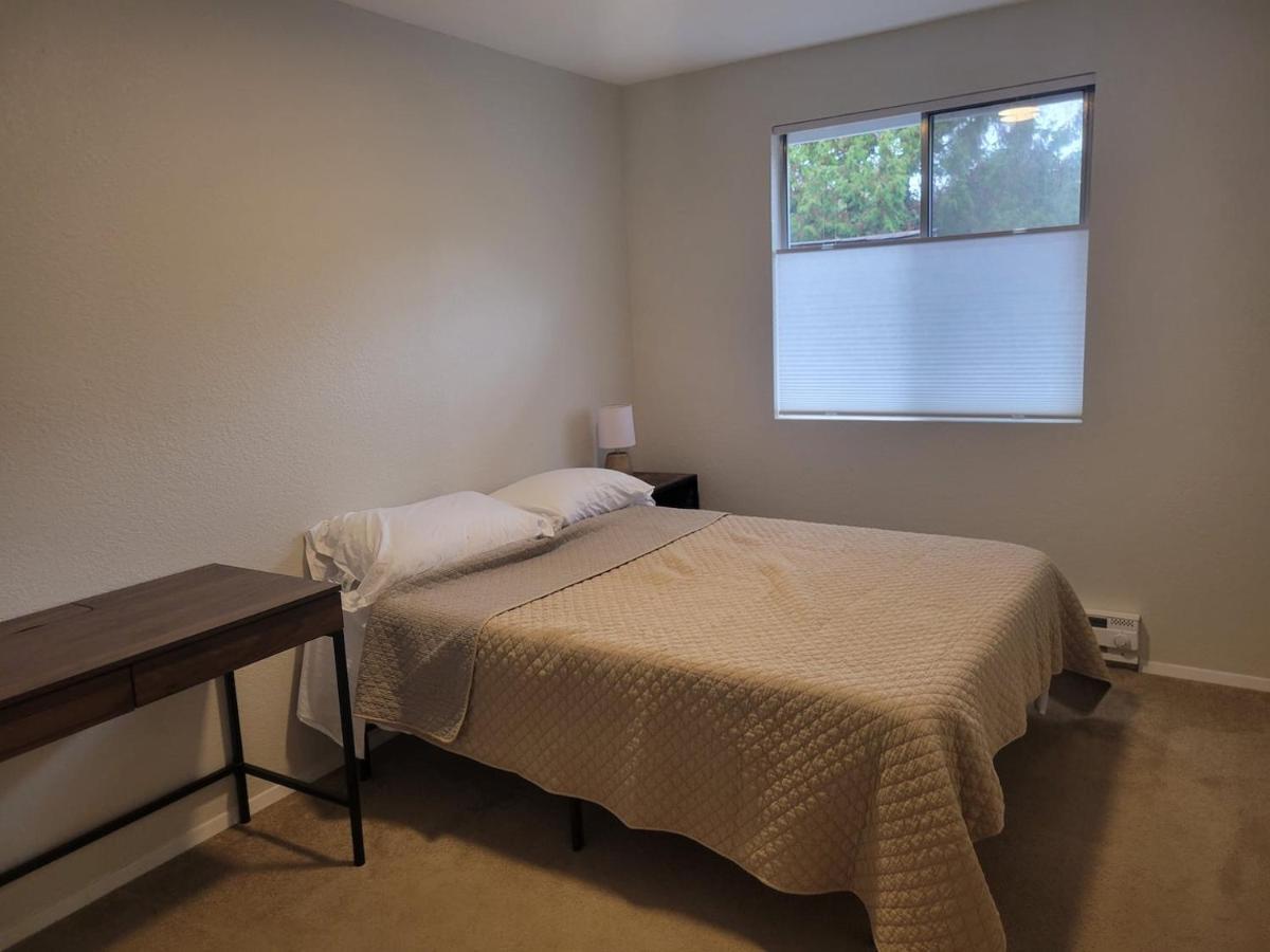 Apartment Fresh Floor W/ Balcony *