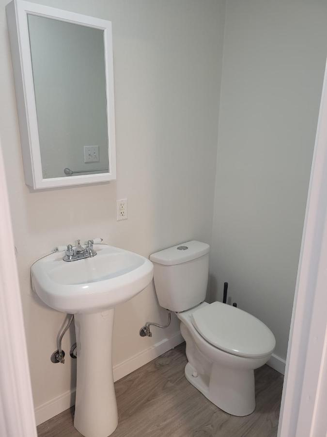 Fresh Floor W/ Balcony Apartment *