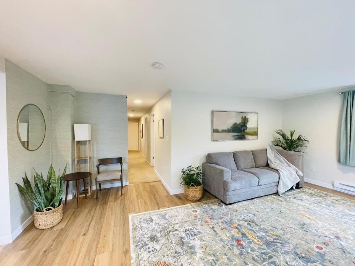 Fresh Floor W/ Balcony Apartment *