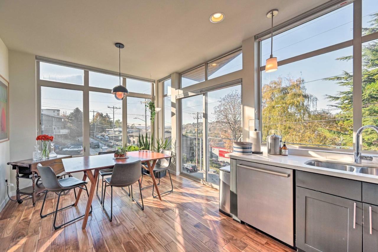 Sleek With Rooftop Patio And Views! Seattle