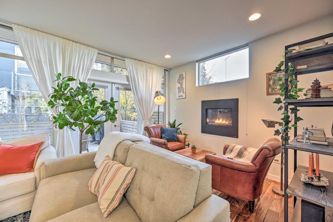 Sleek With Rooftop Patio And Views! Holiday home
