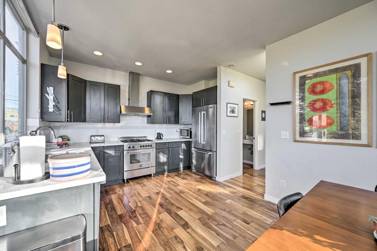 Holiday home Sleek With Rooftop Patio And Views! Seattle