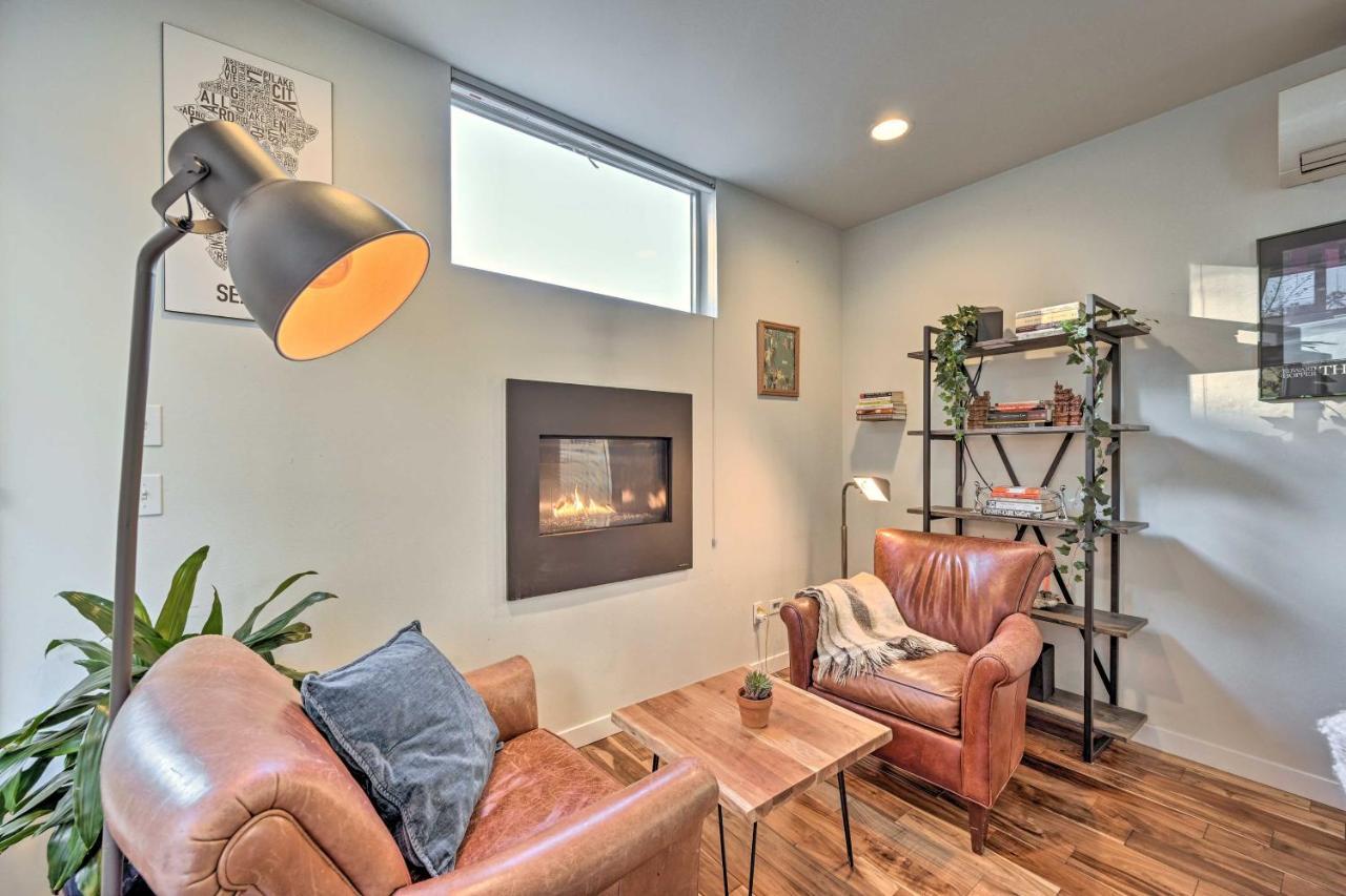 Holiday home Sleek With Rooftop Patio And Views! Seattle