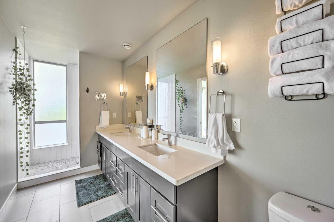 Sleek With Rooftop Patio And Views! Holiday home