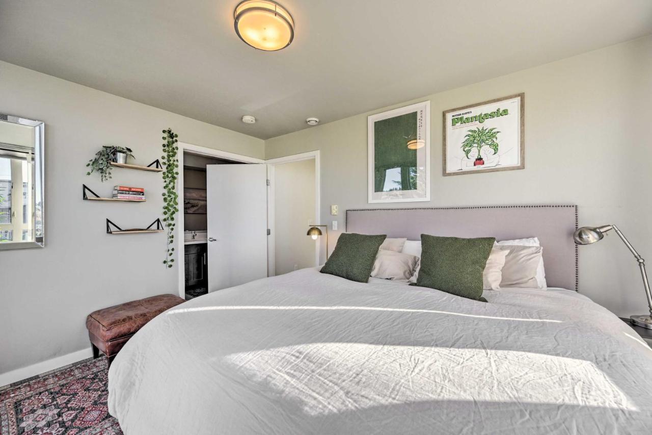 Sleek With Rooftop Patio And Views! * Seattle