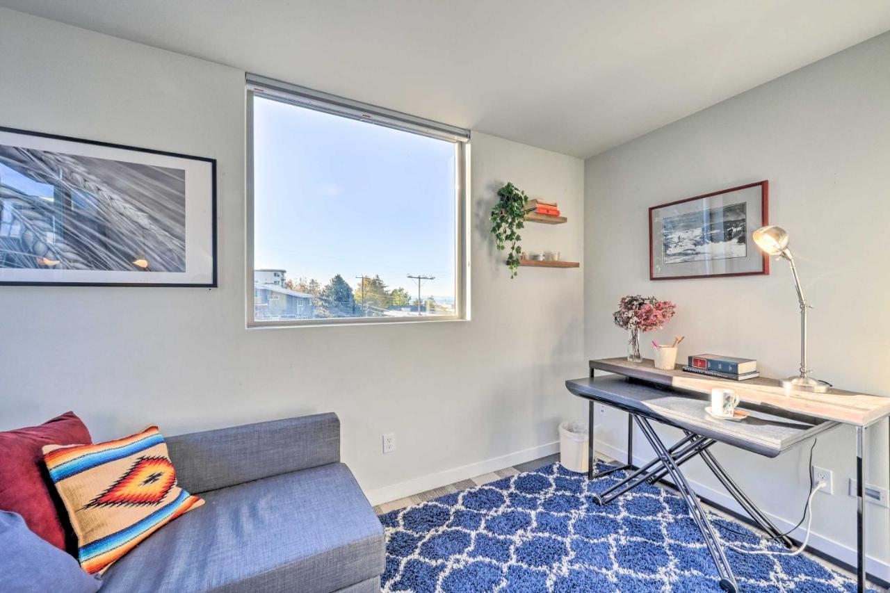 Holiday home Sleek With Rooftop Patio And Views!