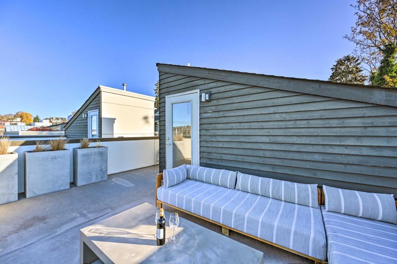 Sleek With Rooftop Patio And Views! *