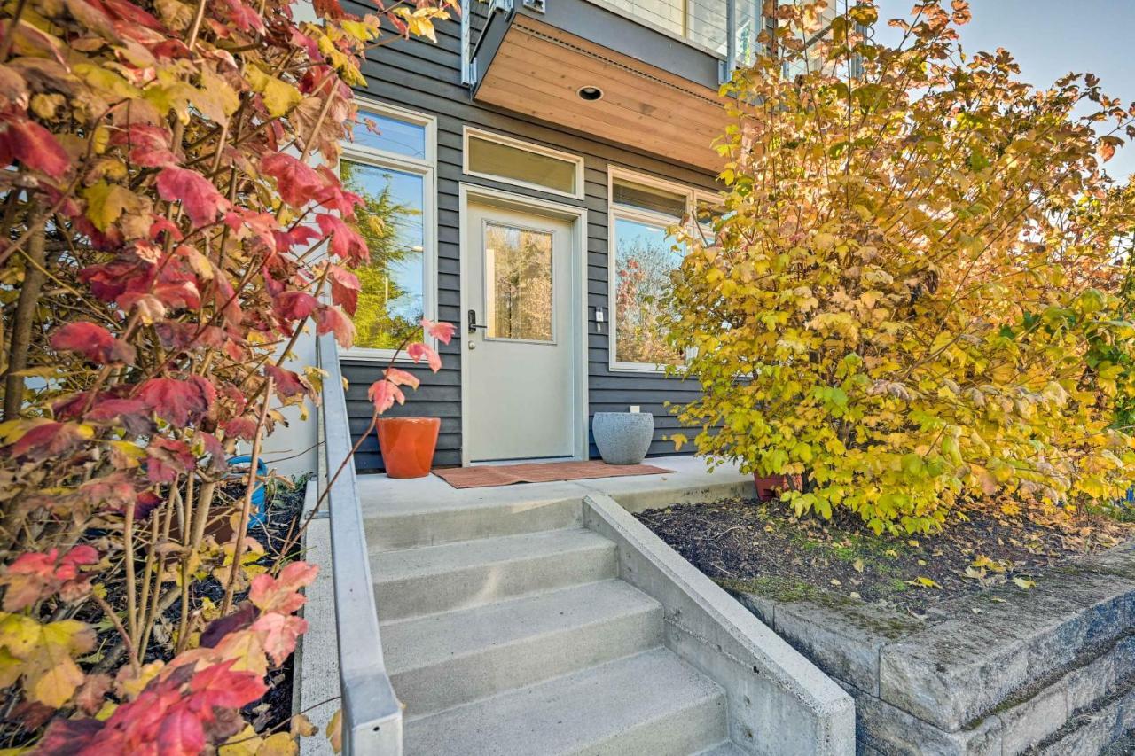 Holiday home Sleek With Rooftop Patio And Views! *