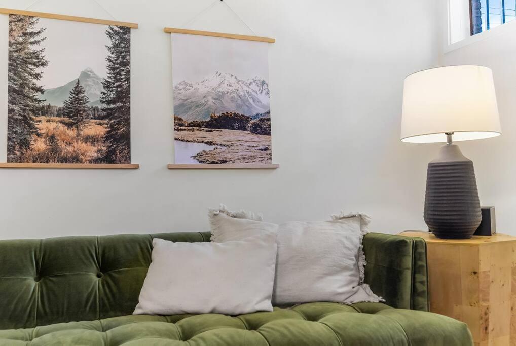 Lilac In Law, Picturesque Lower Unit Apartment