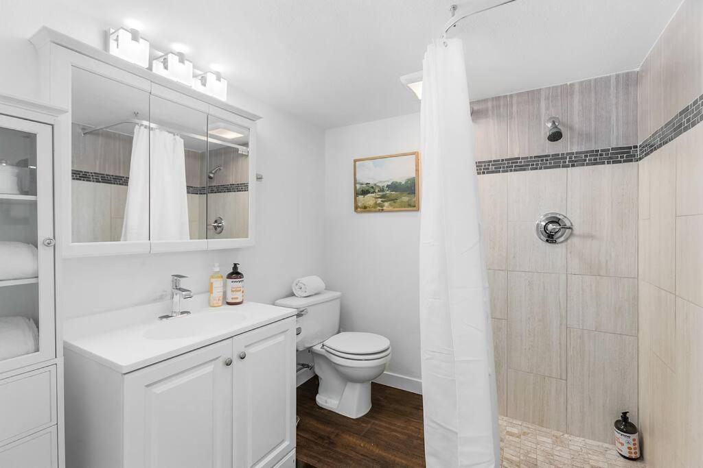Lilac In Law, Picturesque Lower Unit Seattle