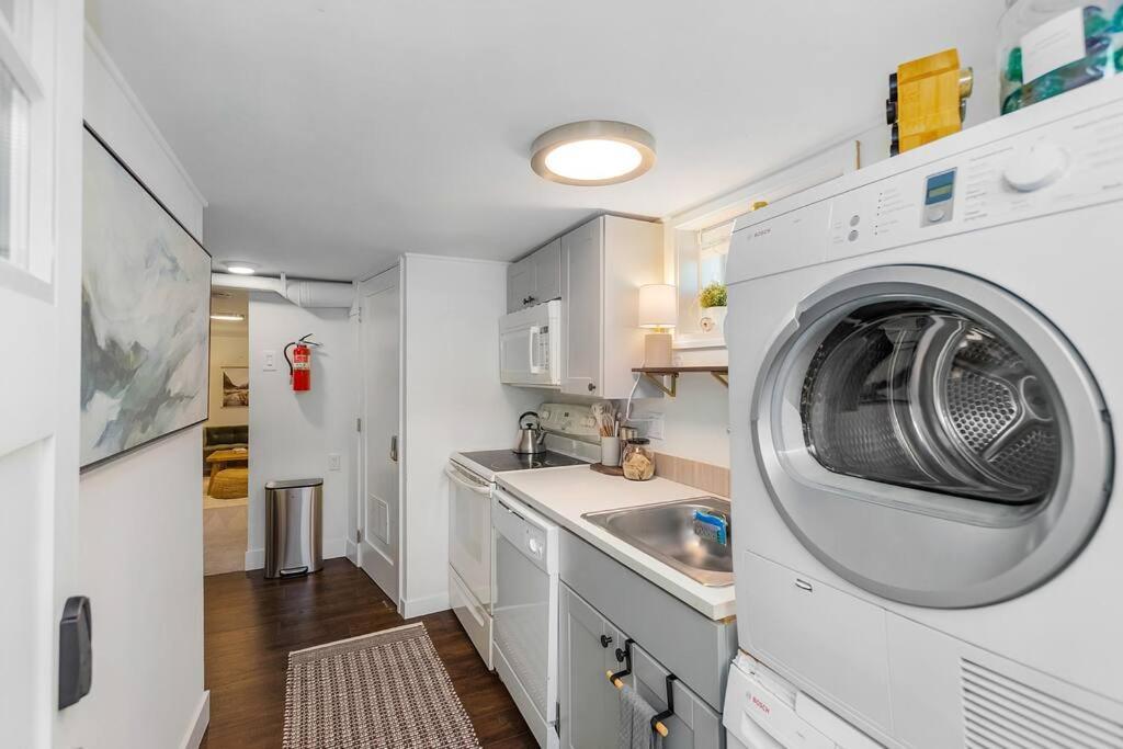 Lilac In Law, Picturesque Lower Unit Apartment *