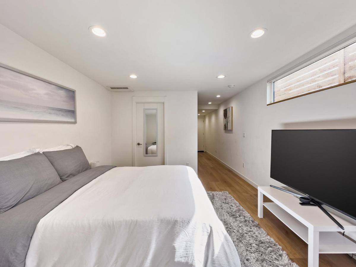 Modern Near Light Rail Apartment