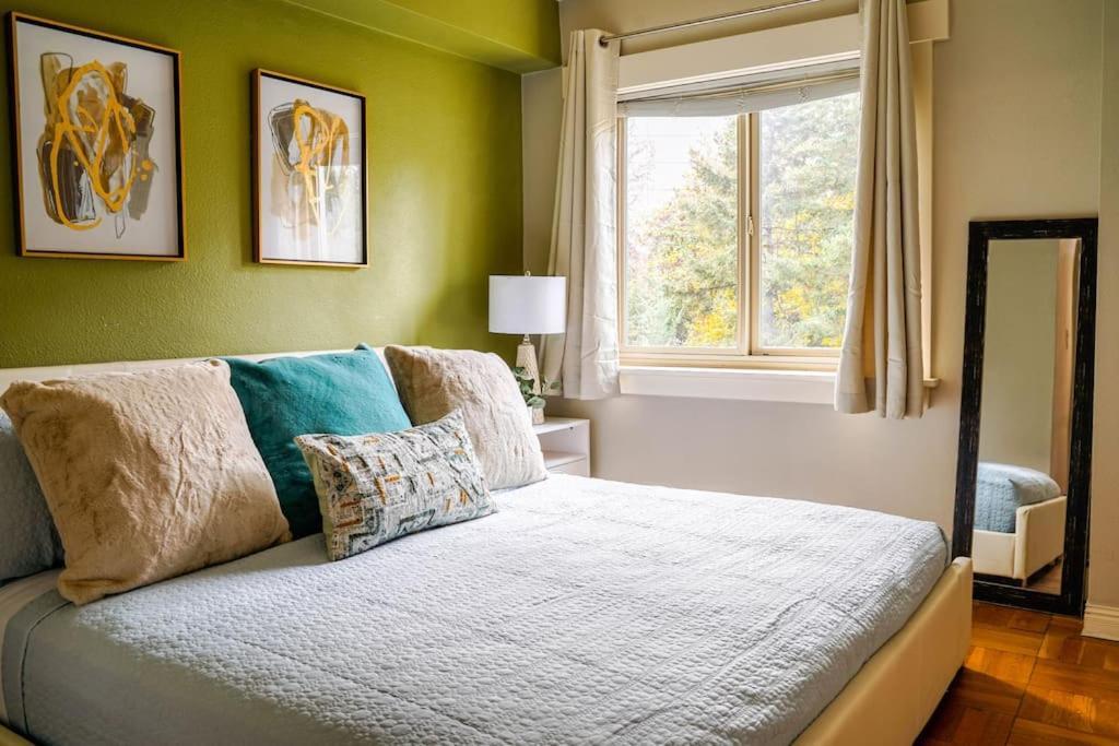 Holiday home Colorful Downtown Condo, 2 Bedrooms, King Bed