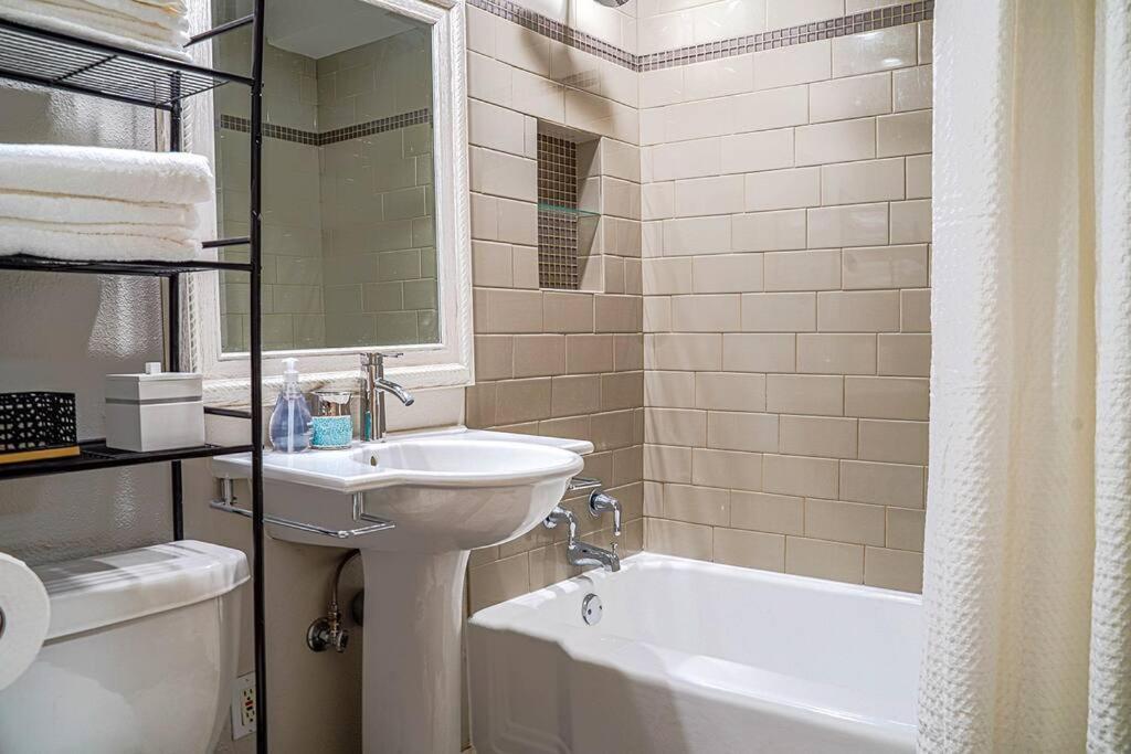 Colorful Downtown Condo, 2 Bedrooms, King Bed Seattle