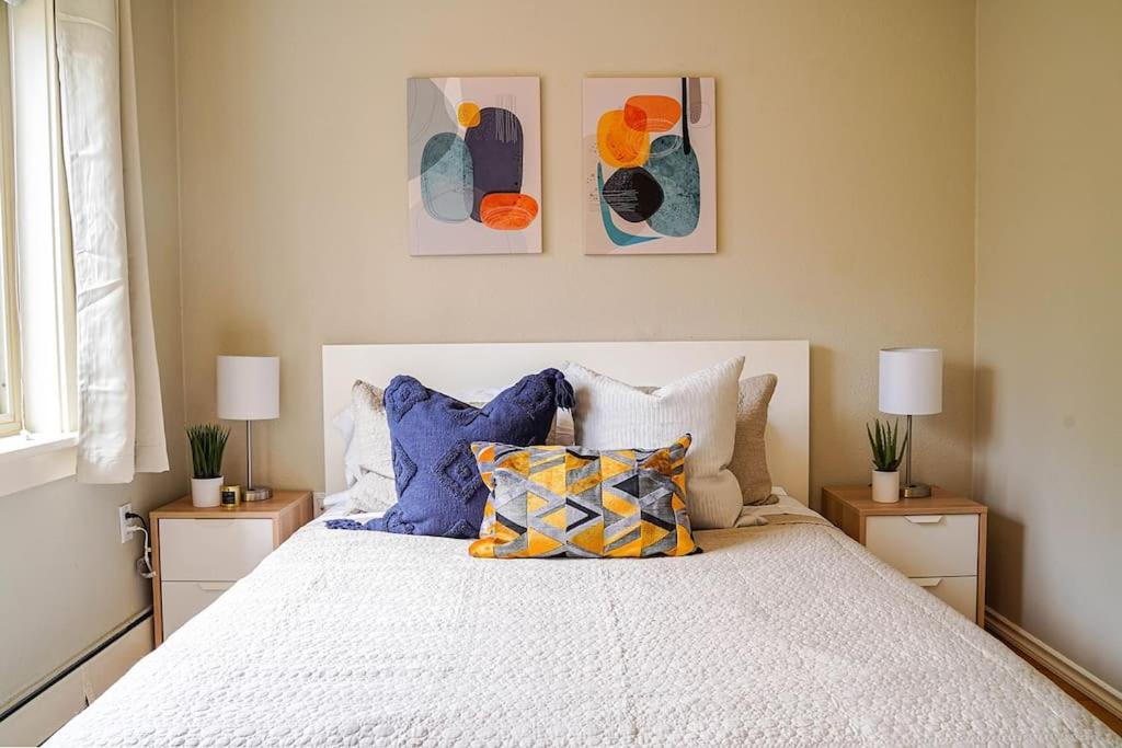 Colorful Downtown Condo, 2 Bedrooms, King Bed Seattle