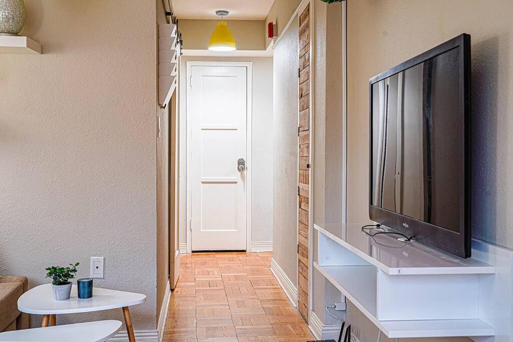 Colorful Downtown Condo, 2 Bedrooms, King Bed Holiday home *