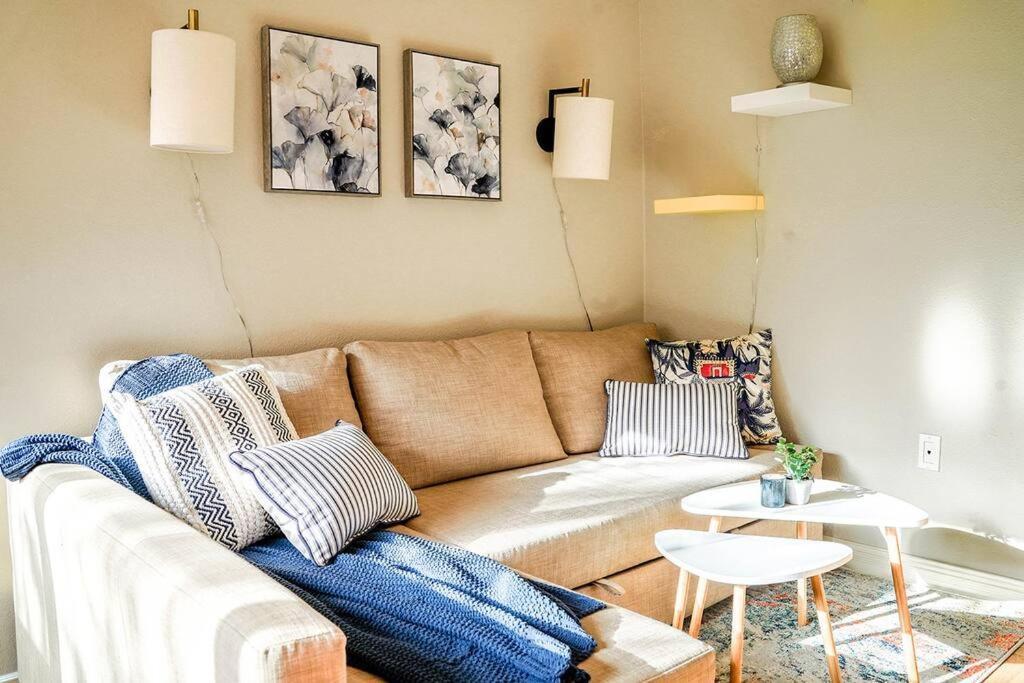 Colorful Downtown Condo, 2 Bedrooms, King Bed * Seattle