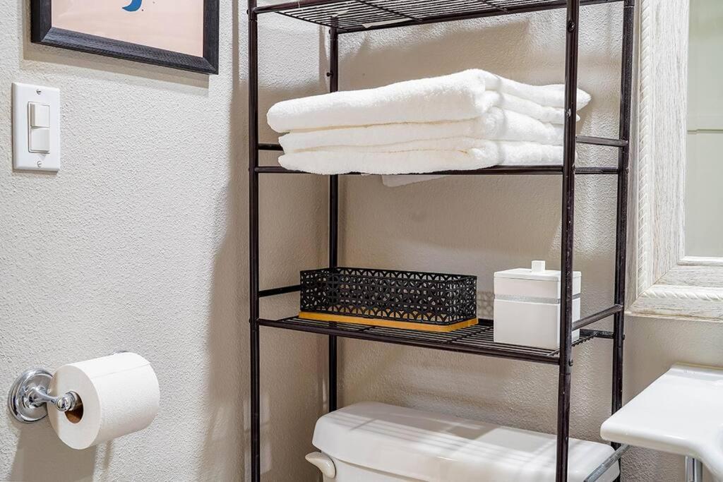 Colorful Downtown Condo, 2 Bedrooms, King Bed
