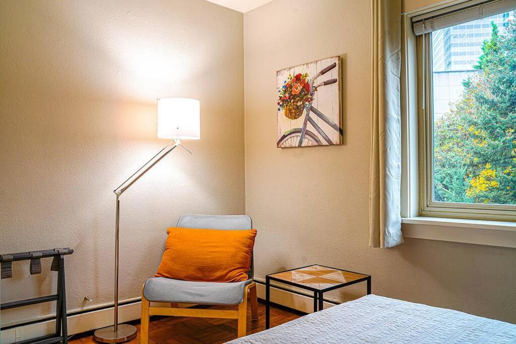 Colorful Downtown Condo, 2 Bedrooms, King Bed * Seattle