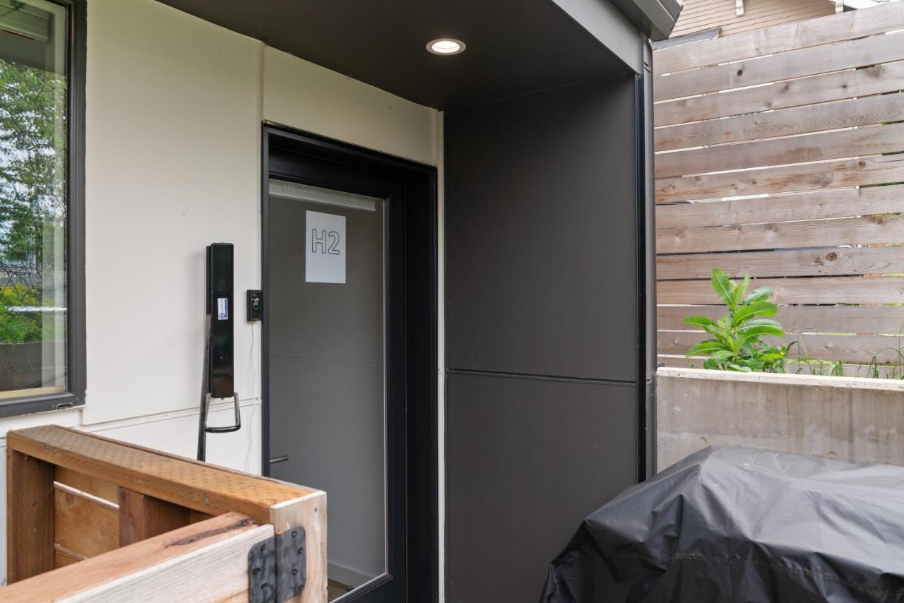 Modern Near Light Rail Apartment