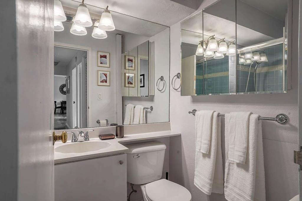 Tranquil 2br Downtown Condo, Parking, King Bed * Seattle
