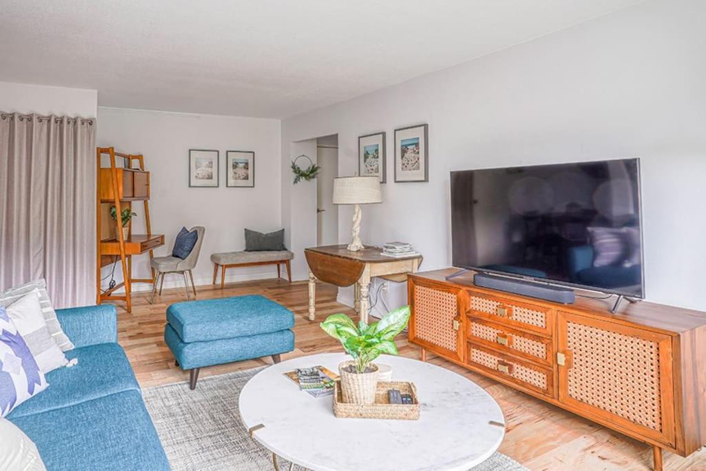 Tranquil 2br Downtown Condo, Parking, King Bed * Seattle