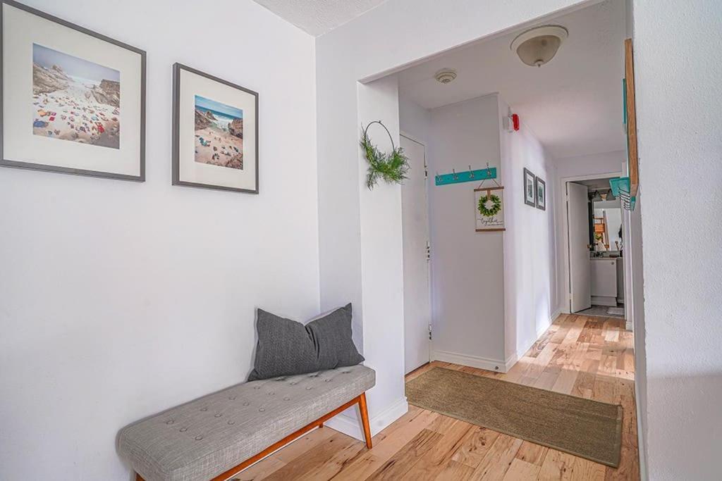 Tranquil 2br Downtown Condo, Parking, King Bed Apartment *