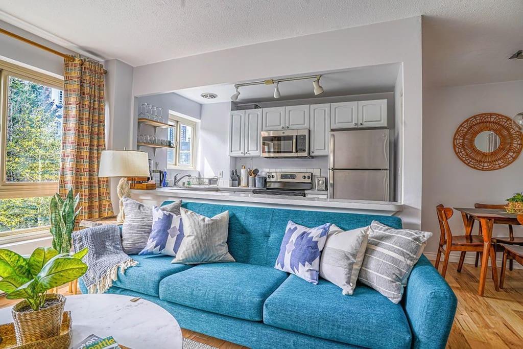 Tranquil 2br Downtown Condo, Parking, King Bed Apartment