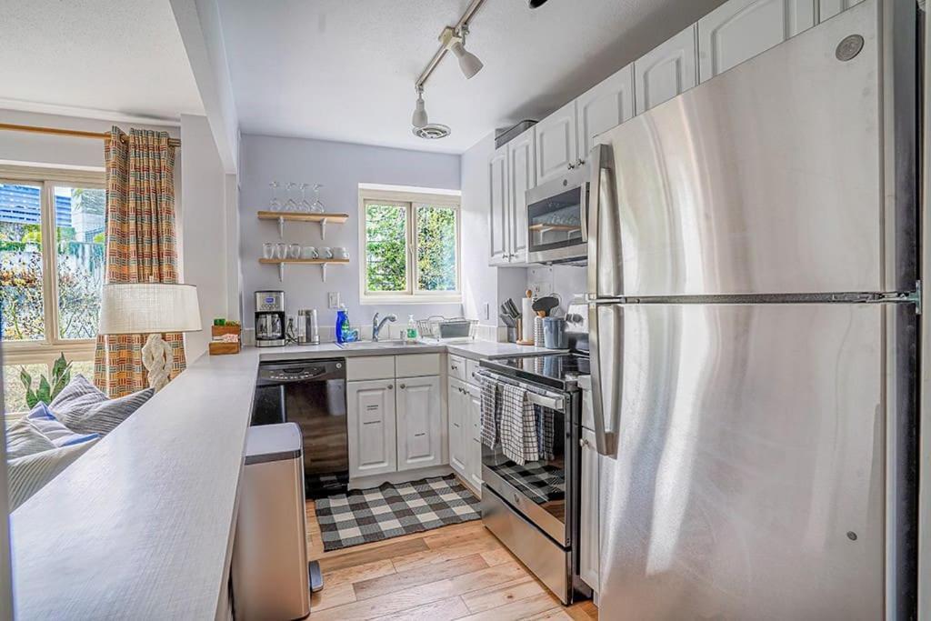 Tranquil 2br Downtown Condo, Parking, King Bed * Seattle